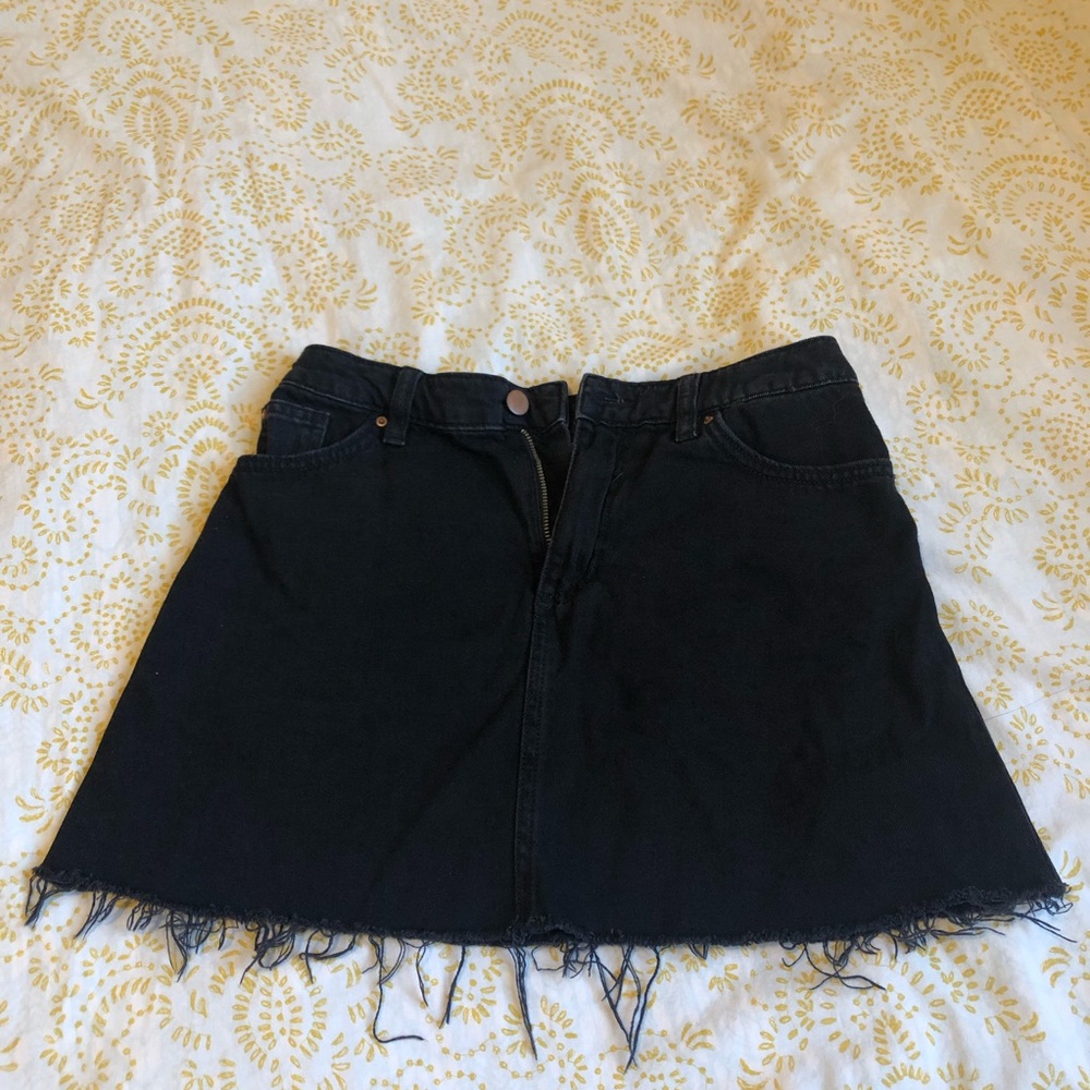 Simple black H&M jeans mini skirt